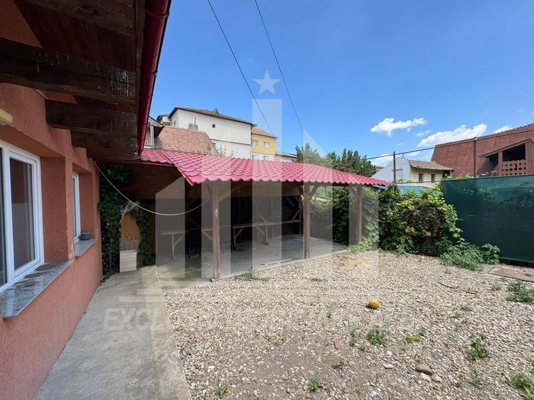 Casă individuală cu 4 camere cu Canalizare în Cetate