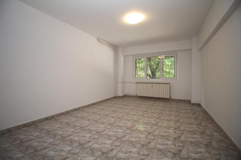 Apartament cu 3 camere decomandat, mobilat în Decebal