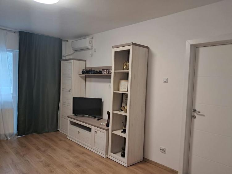 Garsonieră decomandată în Gorjului