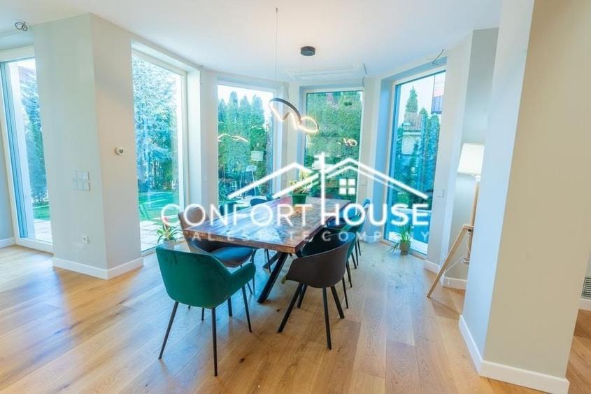 Duplex cu 9 camere cu Piscina în Iancu Nicolae