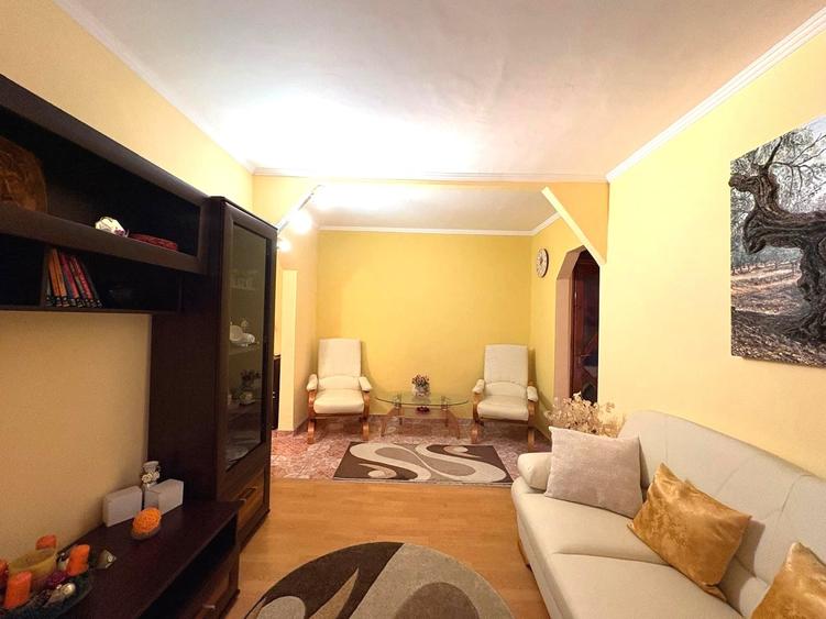 Apartament cu 3 camere decomandat în Est