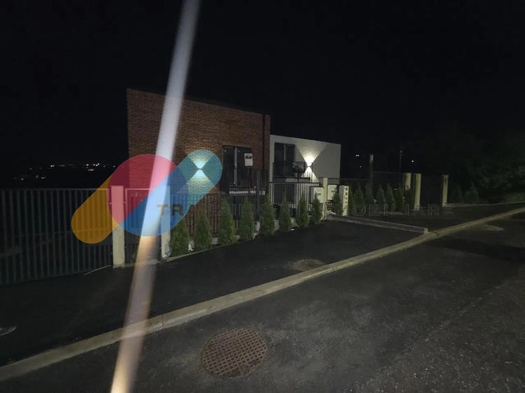 Duplex cu 5 camere cu Canalizare în Dezmir