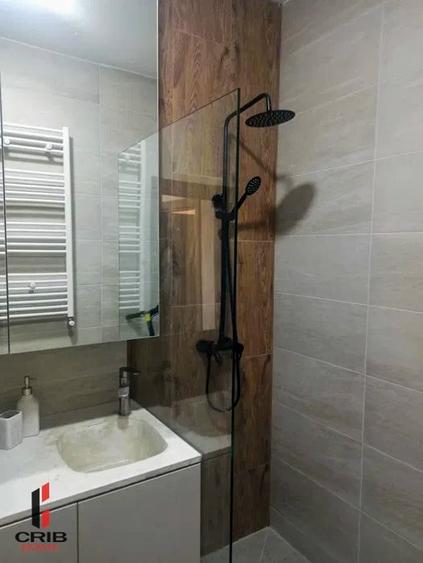 Apartament cu 2 camere semidecomandat, mobilat în Regie
