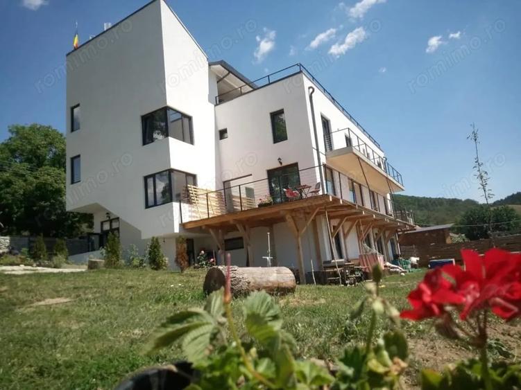 Casă cu 6 camere în Bistrița