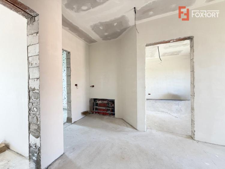 Casă cu 5 camere cu Teren 348 Mp în Săcălaz