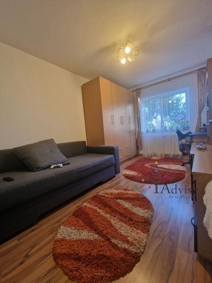 Apartament cu 3 camere semidecomandat, mobilat în Florilor