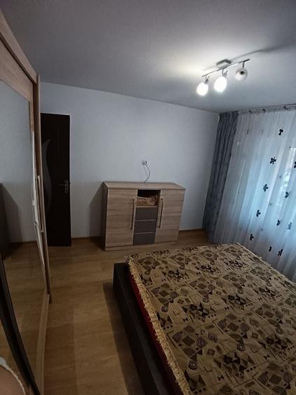 Apartament cu 3 camere decomandat în Coman