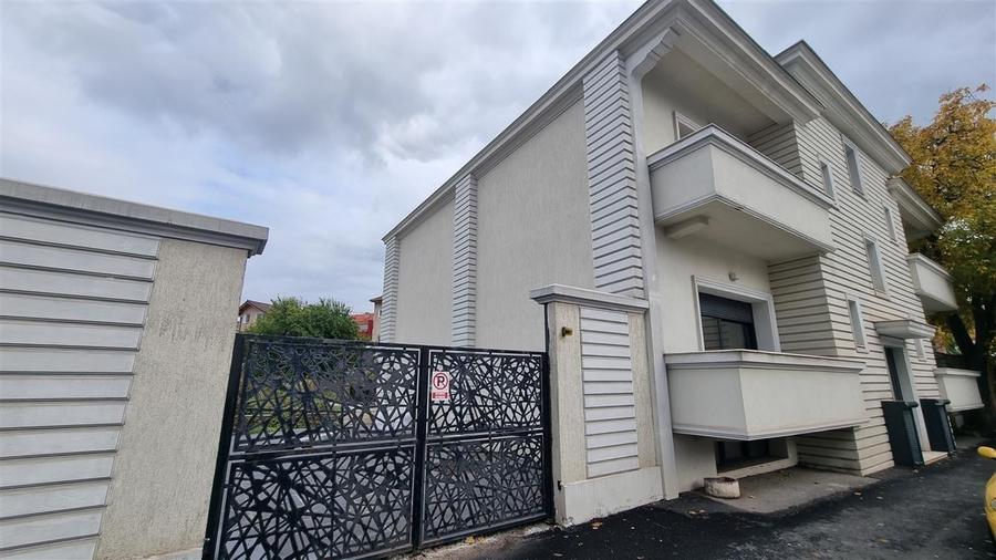 Casă individuală cu 11 camere cu Canalizare în Centrul Civic