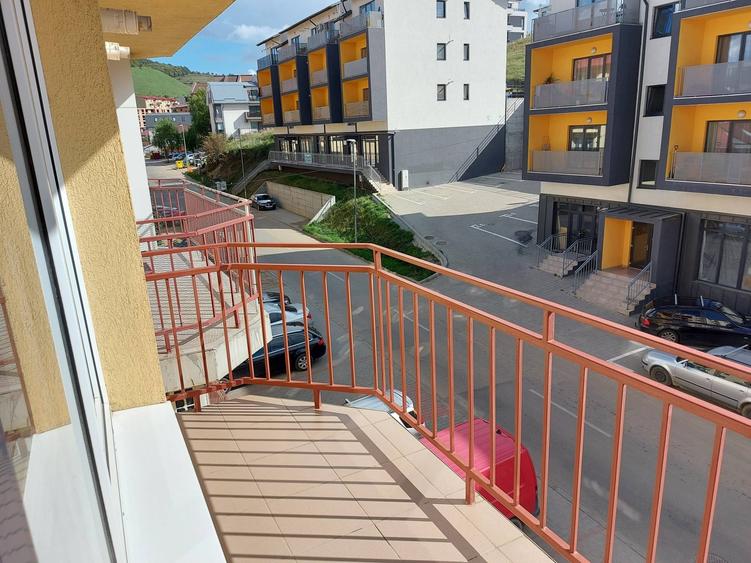 Apartament cu 3 camere semidecomandat în Florești
