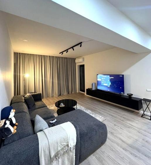 Apartament cu 3 camere semidecomandat, mobilat în Pipera