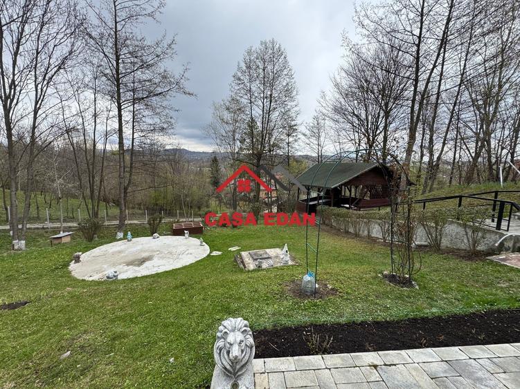 Casă individuală cu 12 camere cu Teren 13489 Mp în Breaza