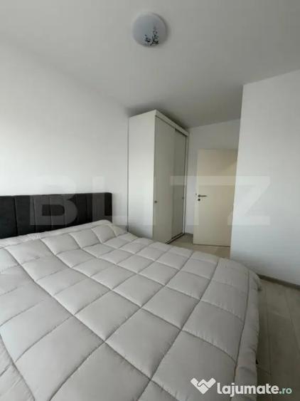 Apartament cu 4 camere semidecomandat în Tractorul