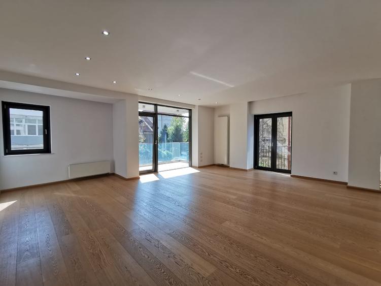 Apartament cu 4 camere, mobilat în Kiseleff