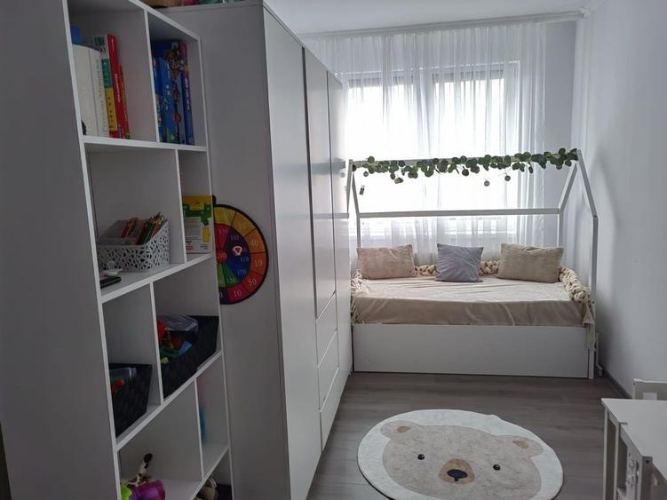 Apartament cu 3 camere semidecomandat în Central