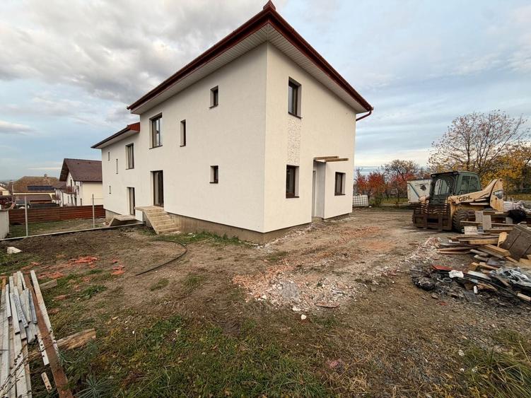 Duplex cu 4 camere cu Canalizare în Șura Mică