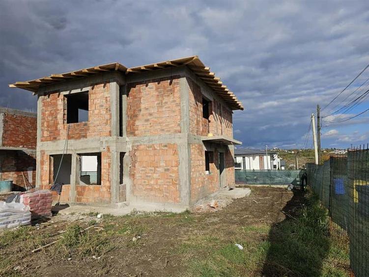 Casă individuală cu 5 camere cu Teren 333 Mp în Aeroport