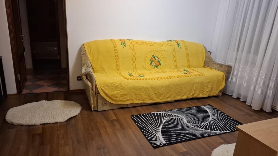 Apartament cu 3 camere semidecomandat în Șcheia