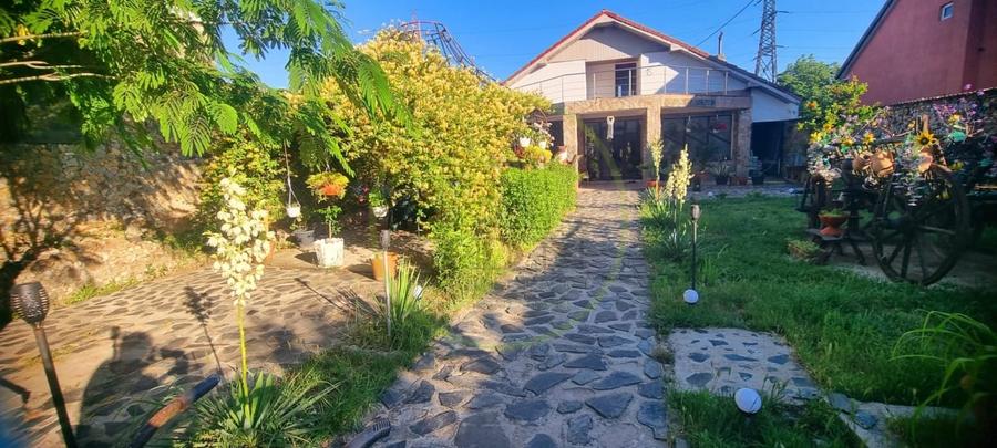 Casă individuală cu 4 camere cu Piscina în Bariera Vâlcii