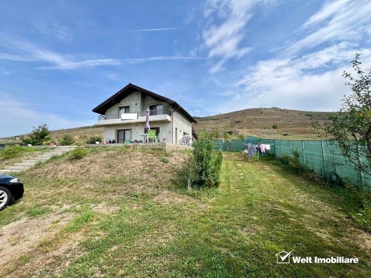 Casă individuală cu 6 camere cu Canalizare în Gădălin