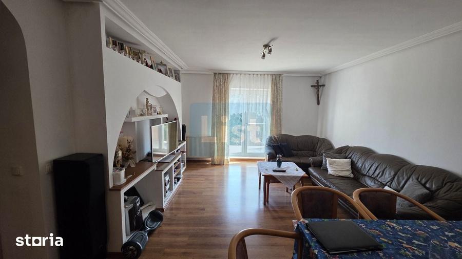 Casă cu 6 camere cu Teren 6377 Mp în Central