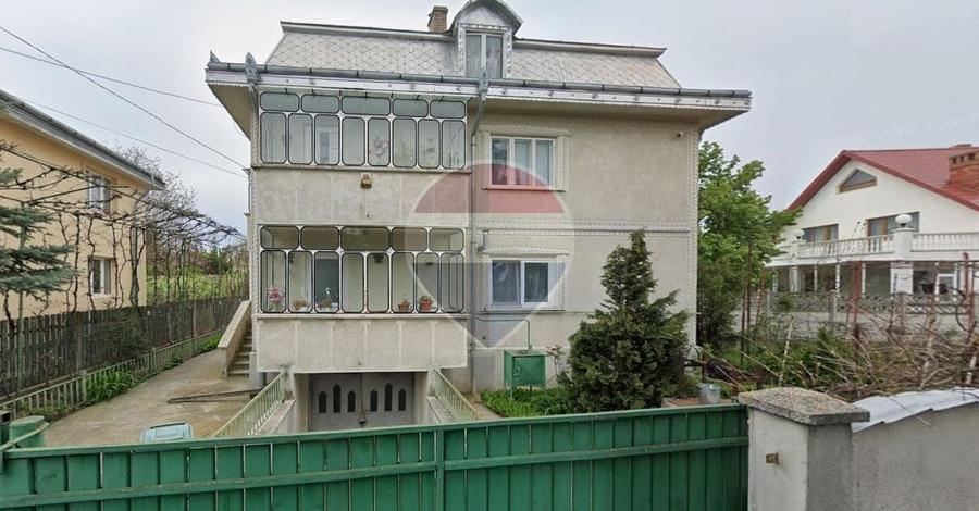 Casă individuală cu 7 camere cu Teren 583 Mp în Central