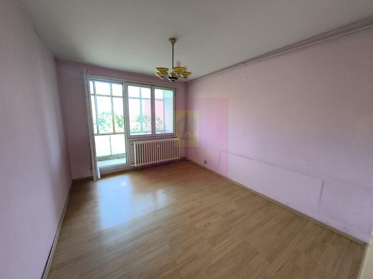 Apartament cu 3 camere semidecomandat în Valea Ialomiței