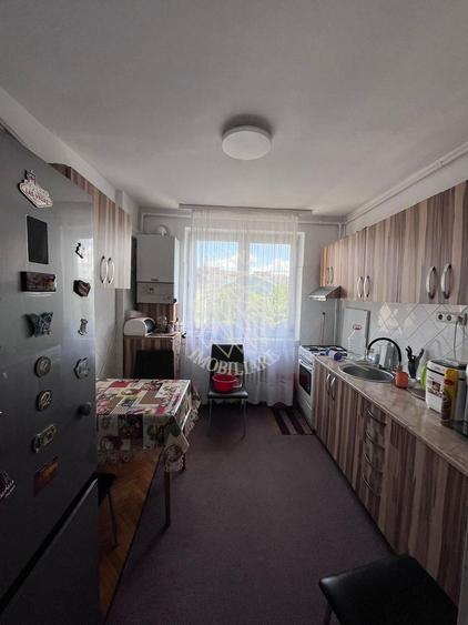 Apartament cu 3 camere semidecomandat, mobilat în Independenței