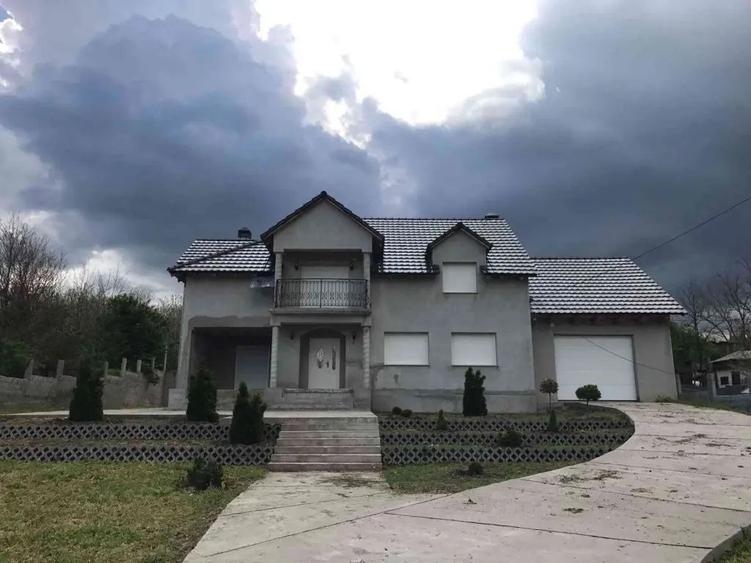 Casă cu 5 camere în Grivița