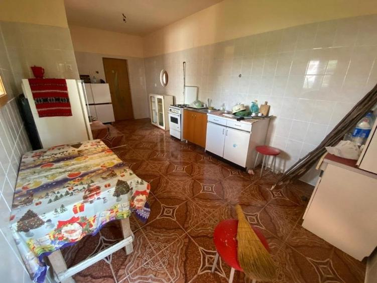 Casă cu 6 camere cu Teren 1300 Mp în Seciu