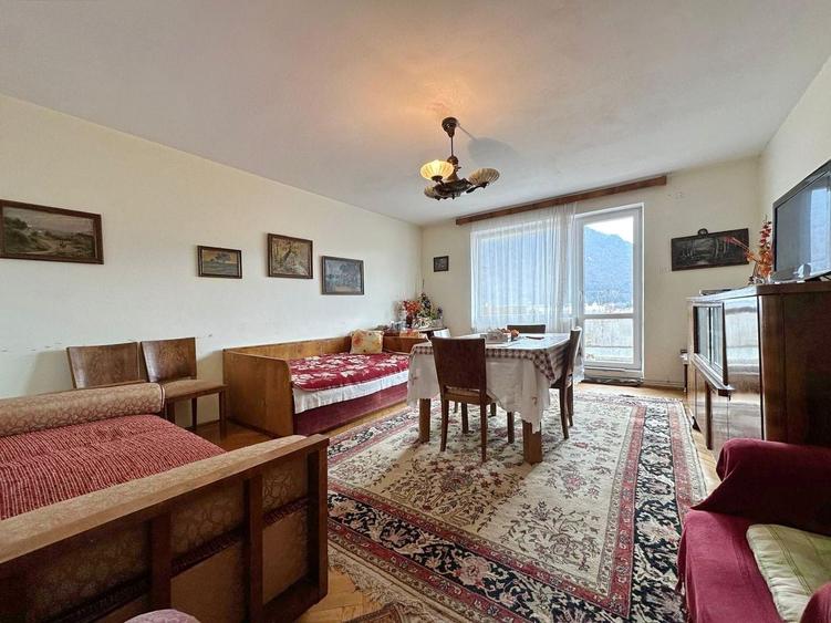 Apartament cu 3 camere semidecomandat în Dealul Cetății