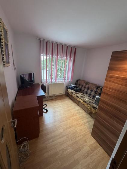 Apartament cu 3 camere semidecomandat în Posta