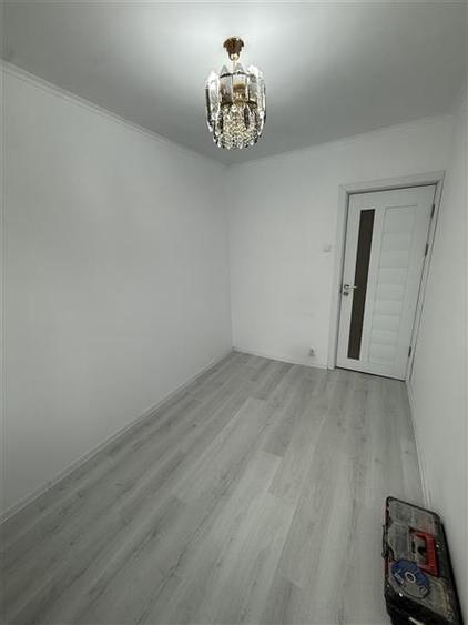 Apartament cu 3 camere semidecomandat în Tomis Nord