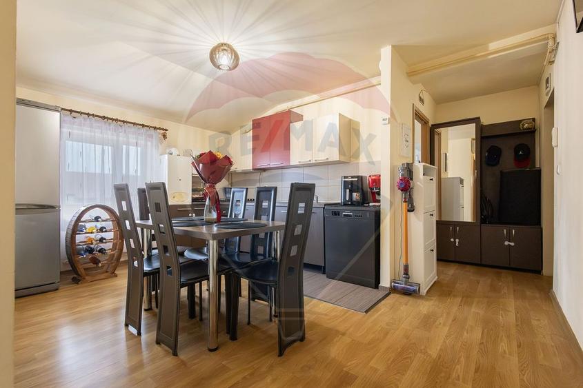 Apartament cu 3 camere semidecomandat, mobilat în Dâmbovița
