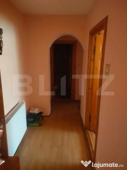 Apartament cu 3 camere decomandat, mobilat în Siret