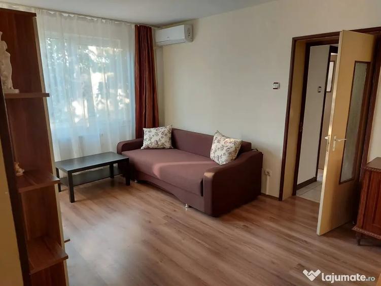 Apartament cu 3 camere semidecomandat în Crângași