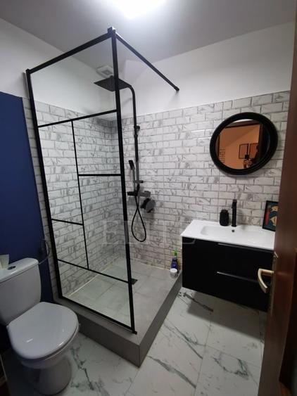 Apartament cu 3 camere semidecomandat, mobilat în Central