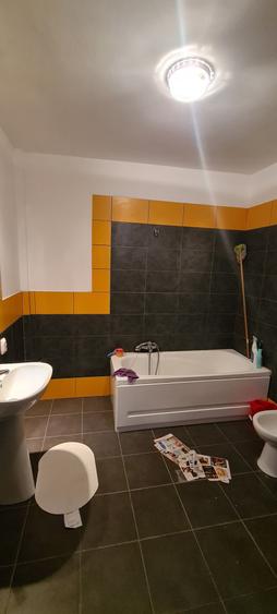 Apartament cu 3 camere semidecomandat în Exterior Nord
