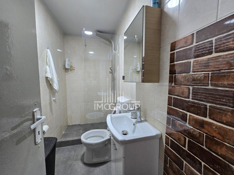 Apartament cu 3 camere semidecomandat, mobilat în Central