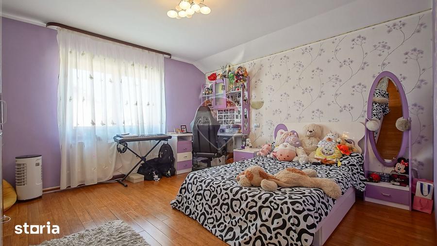 Casă cu 7 camere cu Teren 519 Mp în Cristian