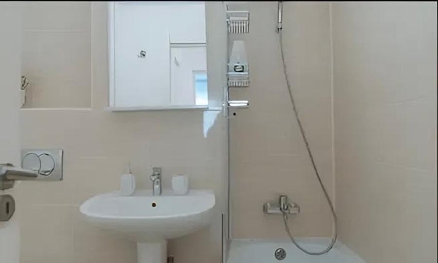 Apartament cu 3 camere decomandat, mobilat în P-ța Romană