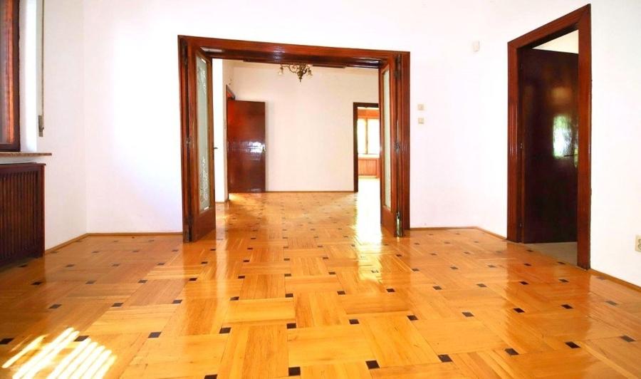 Casă cu 9 camere cu Garaj în Universitate