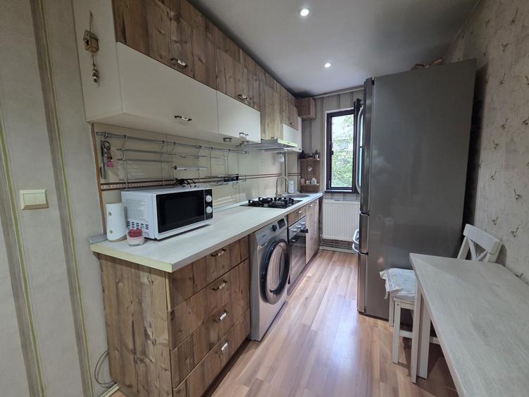 Apartament cu 2 camere semidecomandat, mobilat în Dacia