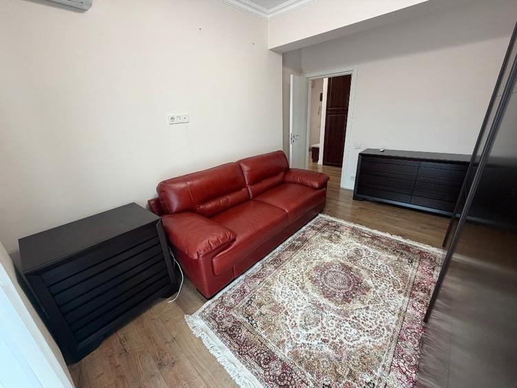 Apartament cu 3 camere semidecomandat, mobilat în Banu Manta