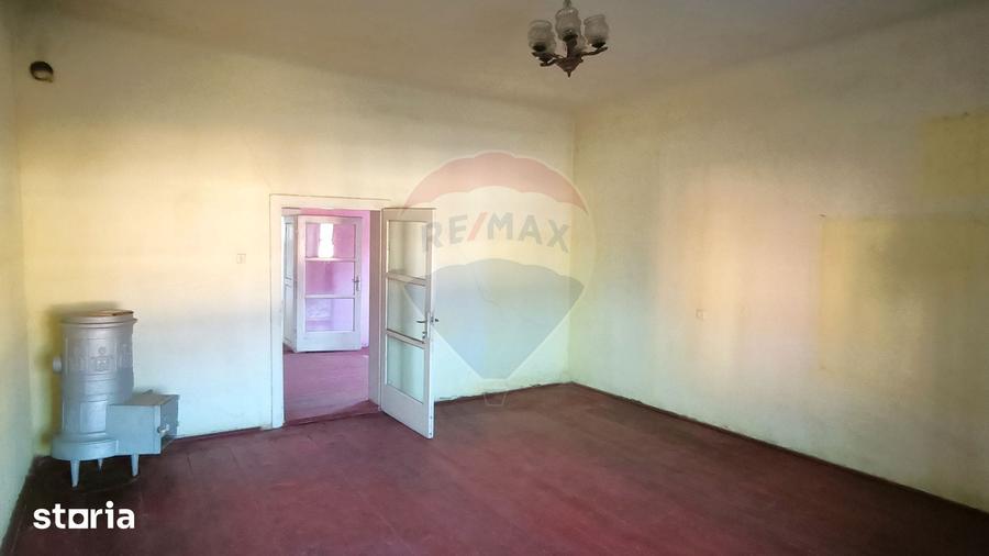 Casă cu 7 camere cu Teren 317 Mp în Central