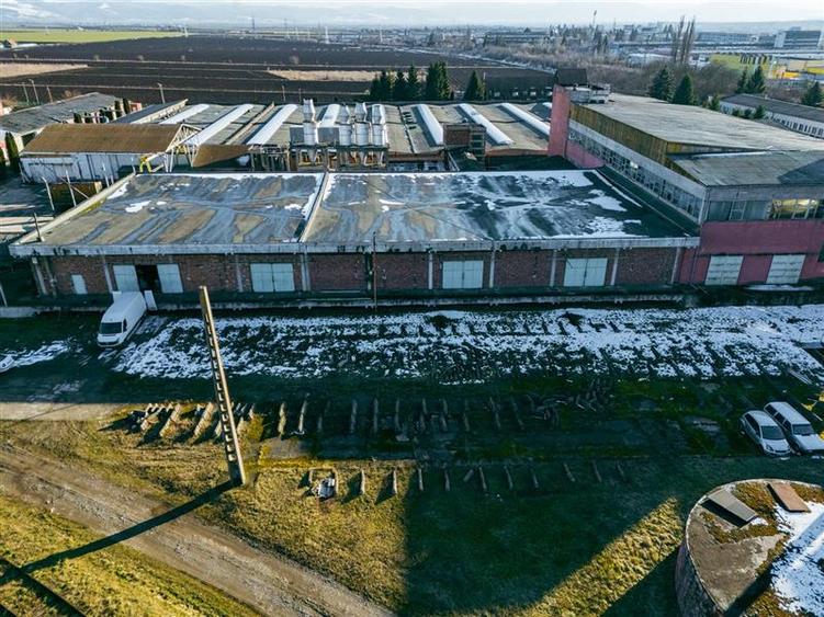 Spațiu comercial, de 2,920 mp, în Periferie