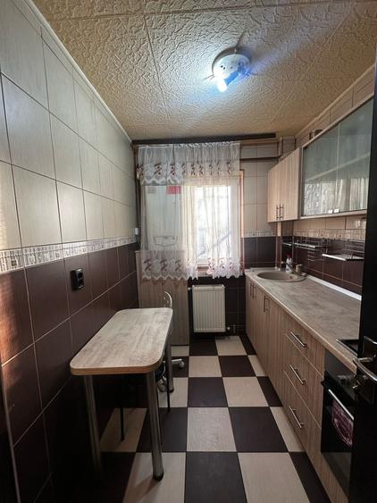 Apartament cu 3 camere semidecomandat, mobilat în Mircea cel Bătrân
