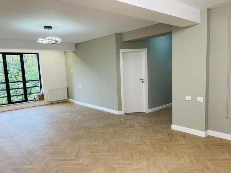 Apartament cu 4 camere semidecomandat în Arcul de Triumf
