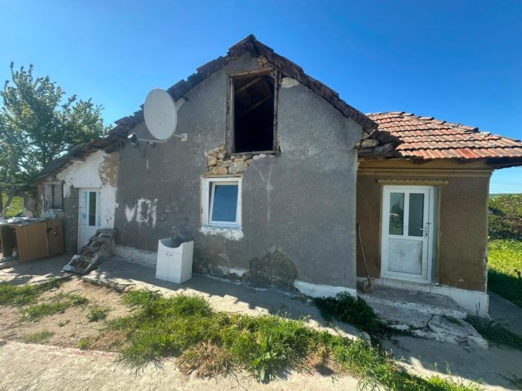 Casă individuală cu 3 camere cu Teren 5000 Mp în Plopeni