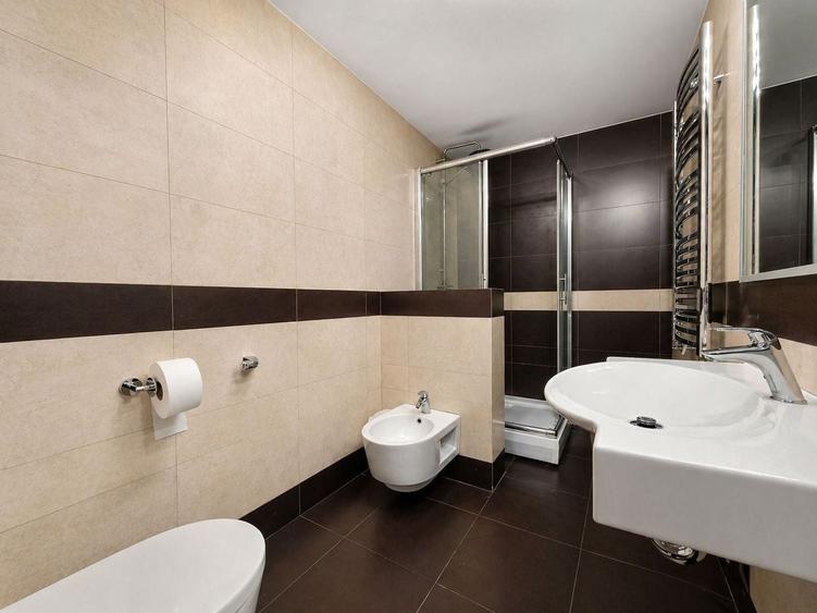 Apartament cu 4 camere decomandat, mobilat în Iancu Nicolae
