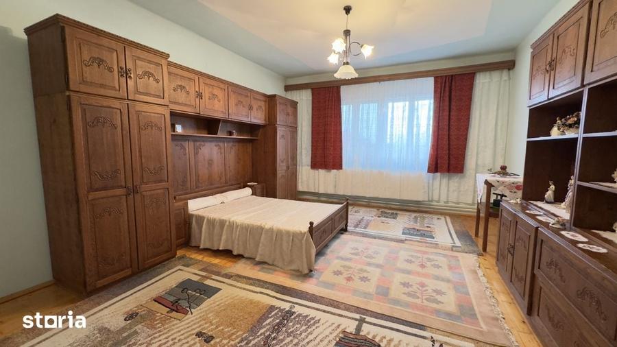 Casă cu 7 camere cu Teren 4620 Mp în Central